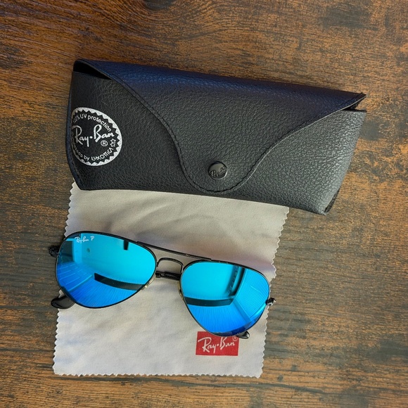 Ray-Ban Aviator Polarized Sunglasses - Picture 4 of 4